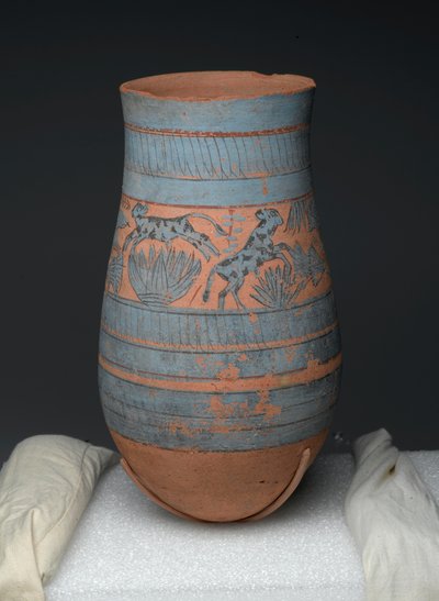 Vaso a forma di lacrima con disegni dipinti di fanciulle, mucche e piante di palude, Nuovo Regno, c.1390-1353 a.C. da Egyptian 18th Dynasty