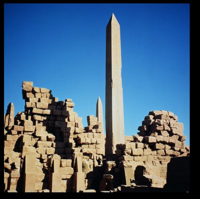 Gli obelischi di Tuthmosis I (1504-1492 a.C.) e Hatshepsut (1473-1458 a.C.) al Grande Tempio di Amon, Tempio di Karnak, Nuovo Regno da Egyptian 18th Dynasty