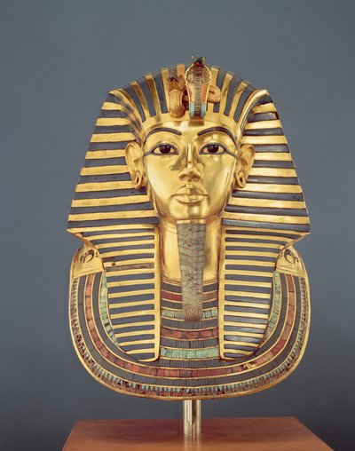 La maschera funeraria di Tutankhamon (c.1370-1352 a.C.) Nuovo Regno, c.1336-1327 a.C. (oro intarsiato con pietre semipreziose) da Egyptian 18th Dynasty