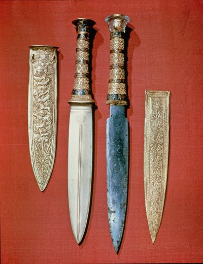 I due pugnali del re, dalla tomba di Tutankhamon (c.1370-52 a.C.) Nuovo Regno (oro e ferro) da Egyptian 18th Dynasty