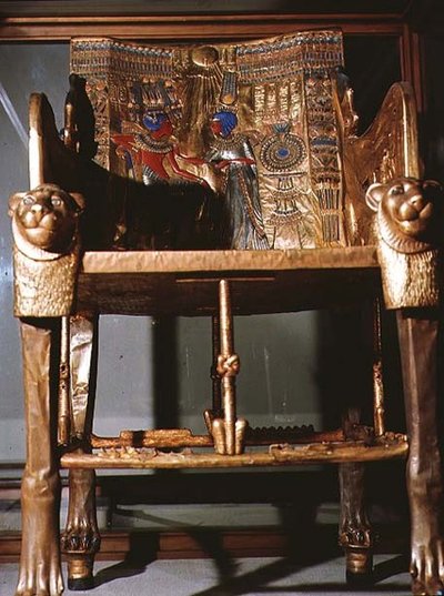 Trono di Tutankhamon, che mostra il Re seduto e la Regina che gli offre un vaso, dalla tomba di Tutankhamon nella Valle dei Re a Tebe, c.1361-52 a.C. da Egyptian 18th Dynasty