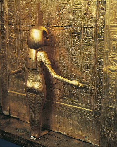 Tesoro di Tutankhamon. Santuario dorato dei vasi canopi o cassa canopica. Dettaglio con la dea Selket, Nuovo Regno, XVIII Dinastia, civiltà egizia da Egyptian 18th Dynasty