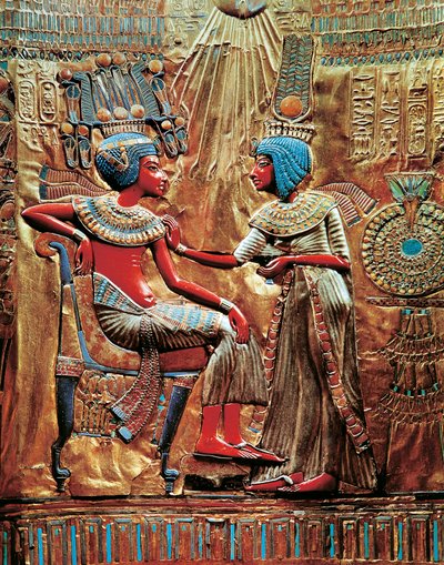 Tutankhamon e la moglie Ankhesenamon protetti dal disco solare sul trono, dal Tesoro di Tutankhamon da Egyptian 18th Dynasty