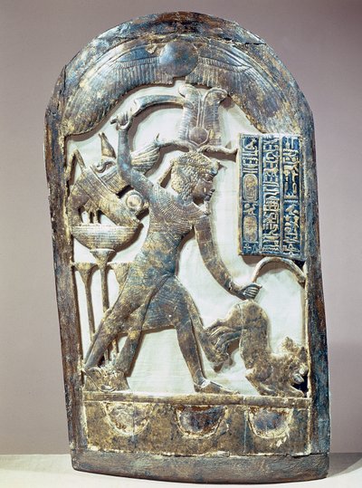Scudo votivo raffigurante il re che uccide un leone, dalla tomba di Tutankhamon (c.1370-52 a.C.) Nuovo Regno (legno inciso e dorato) da Egyptian 18th Dynasty
