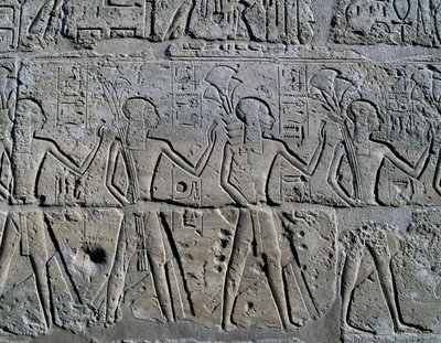 Personaggi che simboleggiano i distretti minerari che portano i loro tributi al dio, rilievo, Cortile di Ramses II, Tempio di Amon (Lista del Patrimonio Mondiale UNESCO) da Egyptian 19th Dynasty