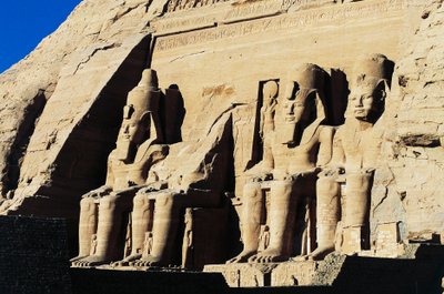 Statue Colossali del Tempio di Ramesses II, Abu Simbel, Egitto, Nuovo Regno, Dinastia XIX da Egyptian 19th Dynasty