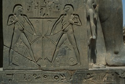Dettaglio di un rilievo che raffigura due uomini da Egyptian 19th Dynasty