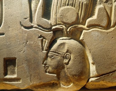 Egitto, Luxor, Antica Tebe, Valle di Assasif, frammento di rilievo che raffigura Ramses II e cartigli da Egyptian 19th Dynasty