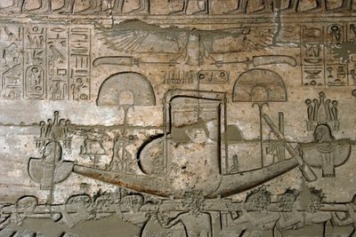 Antichità egiziane: rilievi che rappresentano la processione della barca sacra, Tempio commemorativo dedicato al faraone Ramses II (1279-1213 a.C.), sito di Ramasseum a Luxor, Egitto da Egyptian 19th Dynasty