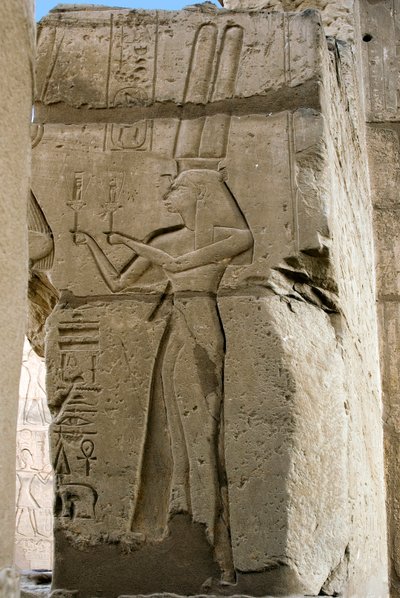 Antichità egizia: dettaglio di rilievi che raffigurano la dea Hathor con sistro in mano, Tempio funerario dedicato al faraone Ramses II (1279-1213 a.C.), sito del Ramasseum (Ramesseum) a Luxor, Egitto da Egyptian 19th Dynasty