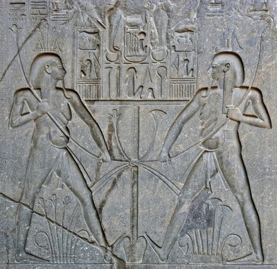 Antichità egizia: dettaglio della base della statua del faraone Ramses II (1292-1186 a.C.) che rappresenta l
