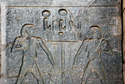 Antichità egizia: dettaglio della base della statua del faraone Ramses II (1292-1186 a.C.) che rappresenta l