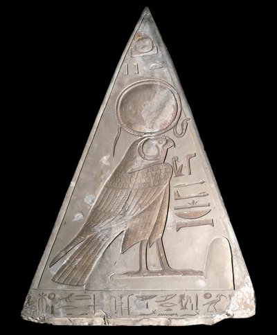 Antichità egizia: punta della piramide della cappella di Ramose decorata con la rappresentazione di Ra-Harakte (Re Harakte) divinità del sole nascente da Egyptian 19th Dynasty