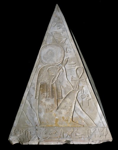 Antichità egiziana: punta della piramide della cappella di Ramose decorata con la rappresentazione di Re-Atum, divinità del sole al tramonto. XIX dinastia (1295-1190 a.C.) Deir el-Medina. Dim. h. 70 cm. Torino, Museo Egizio da Egyptian 19th Dynasty