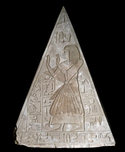 Antichità egiziana: punta della piramide della cappella di Ramose decorata con la rappresentazione del culto di Ra-Harakte, divinità del sole nascente da Egyptian 19th Dynasty