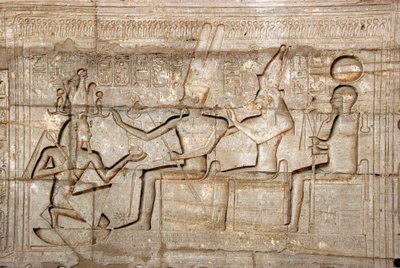 Antichità egiziane: rilievo che raffigura il faraone Ramses II davanti alle divinità della triade tebana, Amon, Mut e Khonsu; Tempio funerario dedicato al faraone Ramses II (1279-1213 a.C.), sito di Ramasseum a Luxor, Egitto da Egyptian 19th Dynasty