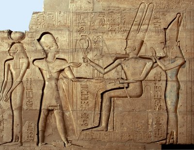 Antichità egizia: rilievo che raffigura il faraone Ramses II davanti a due delle divinità della triade tebana, Amon e Mut; Tempio funerario dedicato al faraone Ramses II (1279-1213 a.C.), sito del Ramesseum a Luxor, Egitto da Egyptian 19th Dynasty
