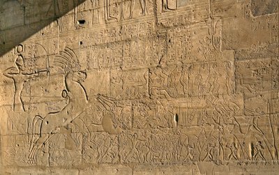 Antichità egizia: vista dei rilievi che celebrano le imprese di Ramses II durante la Battaglia di Qadesh nel 1274 a.C., Tempio commemorativo dedicato al faraone Ramses II (1279-1213 a.C.), sito del Ramesseum a Luxor, Egitto da Egyptian 19th Dynasty