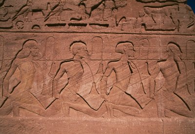 Prigionieri del Nord, bassorilievo alla base dei giganti del Grande Tempio di Ramesse II, Abu Simbel da Egyptian 19th Dynasty