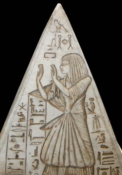 Pyramidion in calcare posto in cima alle tombe delle cappelle nelle piramidi. Ci sono scene serie che raffigurano il ciclo solare e l