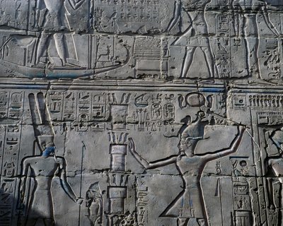 La regina Hatshepsut davanti al dio Amon, dettaglio delle scene di offerte agli dei, rilievo, pareti interne della Grande Sala Ipostila, complesso del tempio di Karnak (Lista del Patrimonio Mondiale UNESCO) da Egyptian 19th Dynasty
