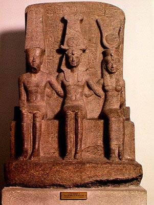 Ramses II (1304-1237 a.C.) seduto tra Amon e Mut, da Karnak, Nuovo Regno, c.1279-13 a.C. da Egyptian 19th Dynasty