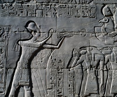 Ramses II davanti alla barca sacra, rilievo, pareti interne della Grande Sala Ipostila, complesso templare di Karnak (Lista del Patrimonio Mondiale dell