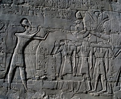 Ramses II che fa sacrifici davanti alla barca sacra, rilievo, pareti interne della Grande Sala Ipostila, complesso del tempio di Karnak (Lista del Patrimonio Mondiale dell