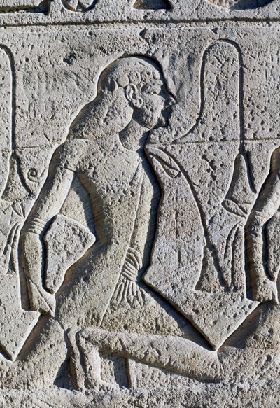 Rilievo raffigurante prigionieri neri e asiatici dalla Battaglia di Kadesh, dettaglio dalla base dei troni sulla facciata del Grande Tempio di Ramses II, Abu Simbel (Lista del Patrimonio Mondiale dell