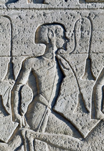 Rilievo che raffigura un prigioniero dalla Battaglia di Kadesh, dettaglio dalla base dei troni sulla facciata del Grande Tempio di Ramses II, Abu Simbel da Egyptian 19th Dynasty
