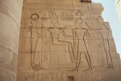 Rilievo raffigurante la dea leonessa Mut che presenta Ramses II a un Amon in trono, che gli dona un ankh, dalla Grande Sala Ipostila, Nuovo Regno da Egyptian 19th Dynasty