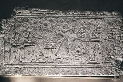 Rilievo di Ptahotep e Tauseret da Saqqara, la coppia riceve offerte dal loro figlio maggiore Amenheb e altri figli da Egyptian 19th Dynasty