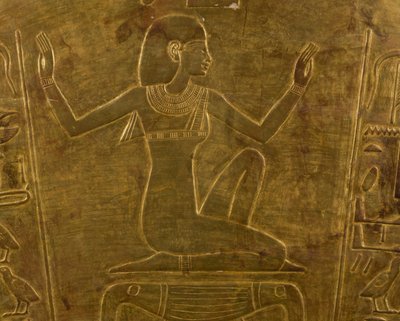 La dea Iside, dettaglio decorativo del sarcofago della regina Tuya, madre di Ramses II, legno dorato, Civiltà egizia, Nuovo Regno, Dinastia XIX da Egyptian 19th Dynasty