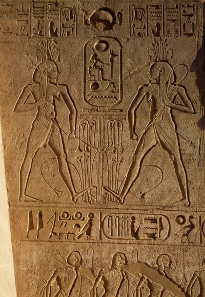 Unione tra Alto e Basso Egitto e cartiglio del Faraone, rilievo sulla base dei troni, Tempio di Ramesse II, Abu Simbel, Egitto, Nuovo Regno, Dinastia XIX da Egyptian 19th Dynasty