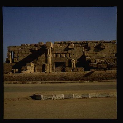 Vista di un muro con colonne, Nuovo Regno da Egyptian 19th Dynasty