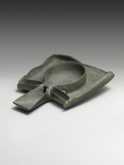 Piatto per libagioni raffigurante braccia Ka che presentano un segno Ankh da Egyptian 1st Dynasty