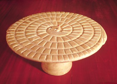 Tavola da gioco a forma di serpente usata per il gioco mehen, Periodo Thinite da Egyptian 1st Dynasty