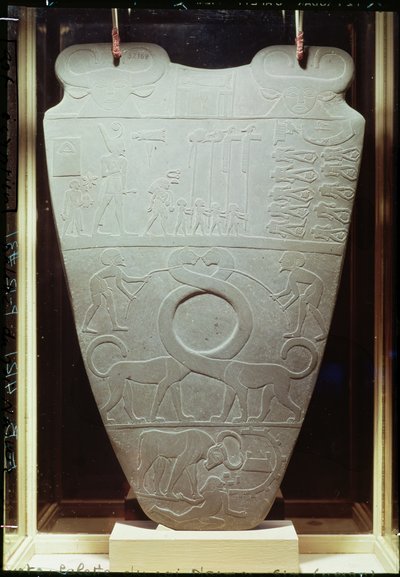 La Palette di Narmer: paletta cerimoniale raffigurante il re Narmer con la corona rossa del Basso Egitto che ispeziona prigionieri legati e decapitati e una coppia di gatti giganti dal collo lungo da Egyptian 1st Dynasty