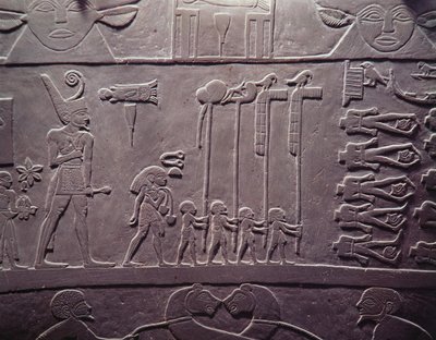 La Palette di Narmer: paletta cerimoniale raffigurante il re Narmer con la corona rossa del Basso Egitto che ispeziona prigionieri legati e decapitati da Egyptian 1st Dynasty