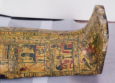 Dettaglio della copertura esterna inferiore della mummia di Nesyamun, probabilmente trovata a Deir El-Bahri, Nuovo Regno, c.1100 a.C. (legno dipinto) da Egyptian 20th Dynasty