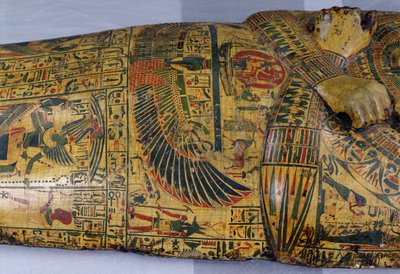 Dettaglio del coperchio esterno del sarcofago della mummia di Nesyamun, probabilmente trovato a Deir El-Bahri, Nuovo Regno, c.1100 a.C. da Egyptian 20th Dynasty