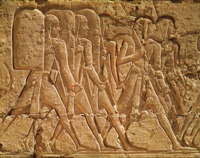 Rilievo raffigurante servi che trasportano corde e armi, dal Tempio Mortuario di Ramses III, Nuovo Regno da Egyptian 20th Dynasty