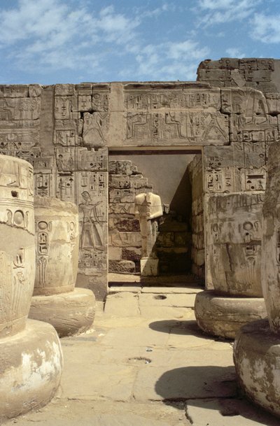 Statua di Ramses in una cappella che conduce dalla Sala Ipostila del Tempio Funerario di Ramses III (c.1184-1153 a.C.) Nuovo Regno da Egyptian 20th Dynasty