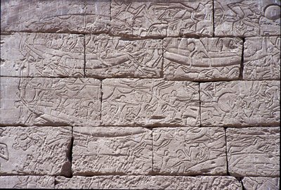 Il popolo del mare, battaglia navale di Ramses III, Medinet Habu, 1195-64 a.C. da Egyptian 20th Dynasty