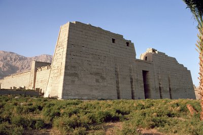 Vista del Primo Pilone del Tempio Funerario di Ramses III (c.1184-1153 a.C.) Nuovo Regno da Egyptian 20th Dynasty