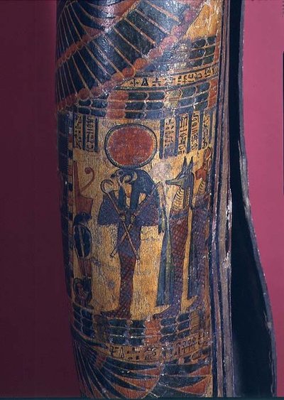 Dettaglio del sarcofago che mostra Re-Harakhty con disco solare, che tiene scettro e flagello, due figli di Horus dietro, Terzo Periodo Intermedio, 850-730 a.C. (dettaglio) da Egyptian 22nd Dynasty