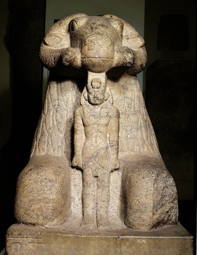 Statua di Amon in forma di ariete che protegge il re Taharqa, 690-664 a.C. da Egyptian 25th Dynasty