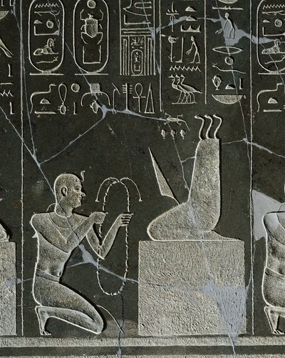 Rilievo in dolerite di Nectanebo I, re che offre una collana al demone, rappresentato da una lama di coltello e tre serpenti, da Heliopolis al tempio di Atum da Egyptian 30th Dynasty
