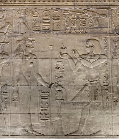 Rilievi nel santuario interno, tempio di Philae, Aswan, Egitto da Egyptian 30th Dynasty