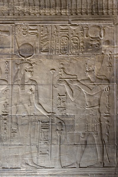 Rilievi nel santuario interno, tempio di Philae, Aswan, Egitto da Egyptian 30th Dynasty